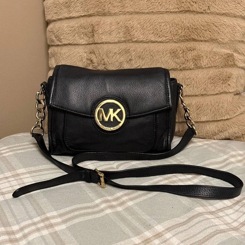 Michael Kors Fulton Pebbled Leather Crossbody with large gold logo - Picture 2 of 5